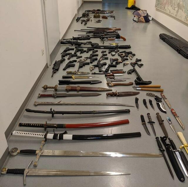 Gewehre, Schusswaffen, Schwerter: Die Tatverdächtigen hatten eine große Menge an illegalen Waffen angesammelt. | Foto: LPD Wien