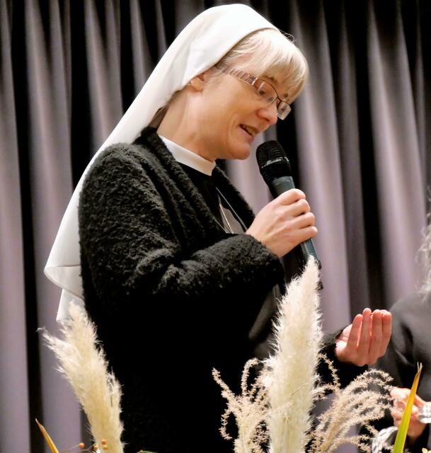 Mag.a Dr.in Sr. Barbara Flad, Oberin Krankenhaus St. Vinzenz. segnete die Berufsbroschen.