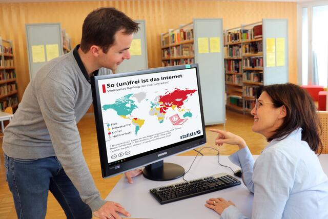Mit seriösen und überprüfbaren Daten von "Statista" gegen "fake news": Die Leiter der Schulbibliothek Mag. Waltraud Schranz und Mag. Martin Scheiring. | Foto: HAK/HAS und HLW Landeck 