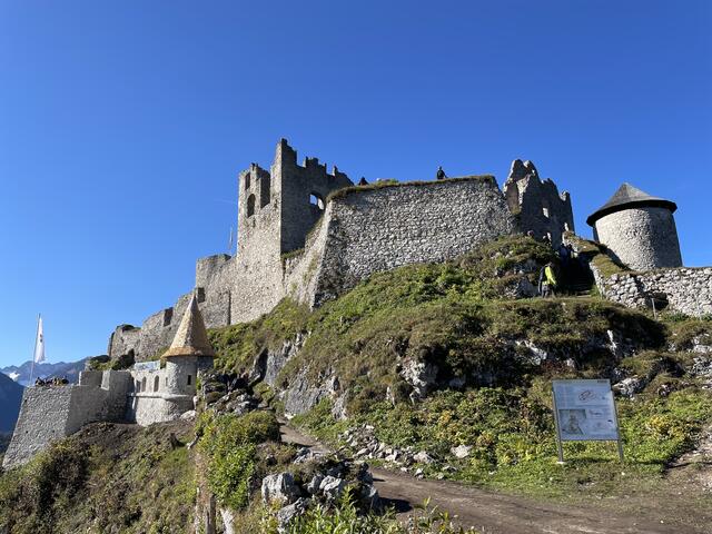 Mächtig und prächtig: Die Burgruine Ehrenberg. Die Festungsteile links im Bild wurden zuletzt hergerichtet.