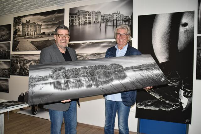 Franz Baldauf und Josef Stickler in der Fotogalerie in der Nadelburg in Lichtenwörth, mit einem Foto vom Zillingdorfer Biotop. | Foto: Preineder
