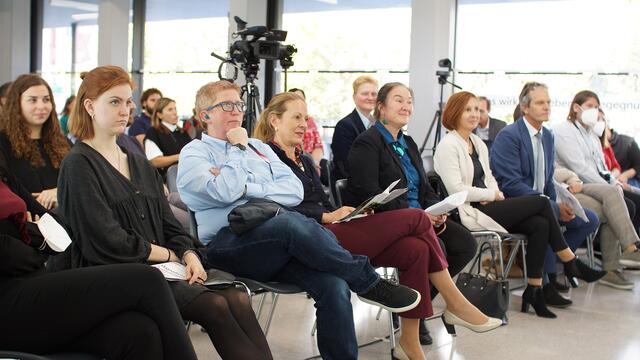 Landesverbandsleiterin der Gehörlosenvereine Tirol Monika Mück-Egg, Vizerektorin Irmgard Plattner, Gabriela Schlünz, Fachcommunity Inklusion, LRin Gabriele Fischer, Rektor Thomas Schöpf, (im Hintergrund) Vizerektorin Elfriede Alber, Fotograf und Künstler Andreas Amplatz | Foto: PHT