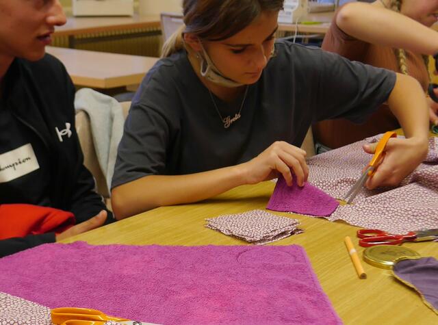 Greta beim Recyceln von Kleidung. | Foto: U. Totschnig