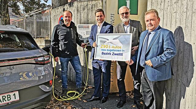 Stadtrat Karl Eschelmüller, Nationalratsabgeordneter Lukas Brandweiner, Bürgermeister Maximilian Igelsböck und Landtagsabgeordneter Franz Mold mit E-Auto bei der E-Tankstelle beim Hauptplatz in Groß Gerungs.