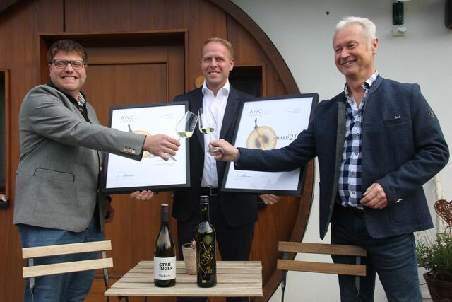 Freude bei den Winzern nach der Urkundenübergabe.