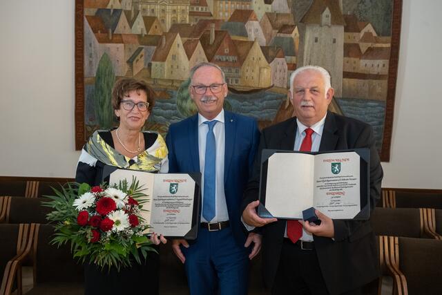 Den ehemaligen Vize-Stadtchefs Wilhelm Hauser (rechts) und Ingrid Weixlberger wurde die zweithöchste Auszeichnung Steyrs zuteil: Bürgermeister Gerald Hackl (Bildmitte) verlieh ihnen den Ehrenring. | Foto: Rußkäfer