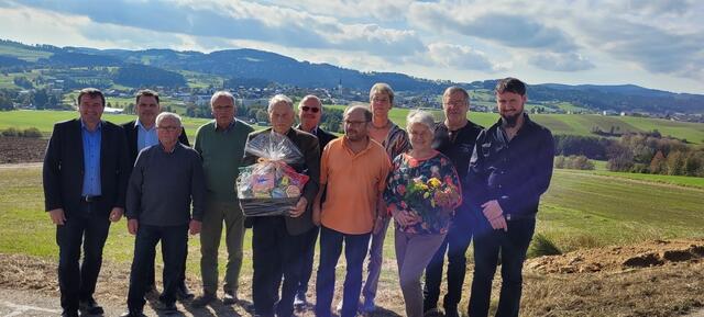 Bürgermeister Wilfried Kellermann und Amtsleiter-Stellvertreter Daniel Jungwirth sowie Koch Wolfgang Wögerbauer mit den aktiven und ehemaligen Fahrern von Essen auf Rädern. | Foto: Foto: Gemeinde Ulrichsberg