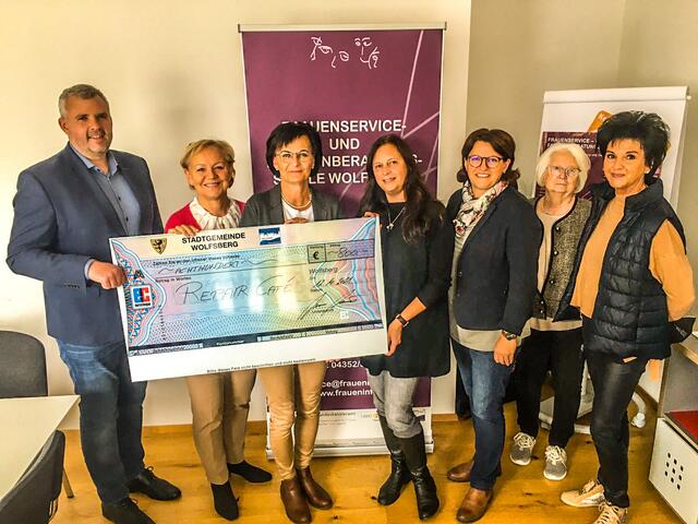 Von links: Bürgermeister Hannes Primus, Silvia Schmerlaib, Eveline Paier-Sternjak, Eva Schatz, Michaela Parthl-Kornfeld, Rosemarie Janesch und Heidi Karner | Foto: Stadtgemeinde Wolfsberg