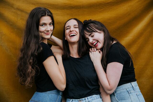 Mischen die Modewelt mit ihren nachhaltigen Kollektionen auf: Diana Ranegger, Johanna Kohlenberger und Clarissa Kober. | Foto: Hanna Fasching