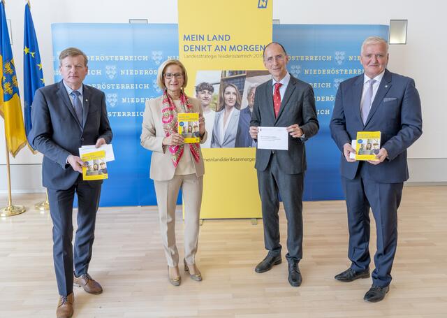 Landesrat Gottfried Waldhäusl, Landeshauptfrau Johanna Mikl-Leitner, Politikwissenschaftler Prof. Peter Filzmaier und LH-Stellvertreter Franz Schnabl informierten über die große Haushaltsbefragung, die mit dem heutigen Tag startet. | Foto: LK Filzwieser