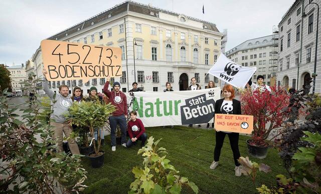 Grüner Protest gegen den Bodenverbrauch in Österreich.  | Foto: Johannes Zinner/WWF