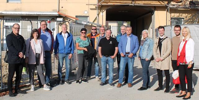 Von li nach re: Architekt Michael Strauss, Stadtamtsdirektorin Michaela Krämer, GR Michael Klement, GR Wolfram Böhme, StRin Ursula Adamek, GR Kurt Schüller, StR Erich Mayer, Christian Lamminger Abteilung Strom/Wasser, GR Reinhard Wachmann, GR Peter Cepuder, GRin Sonja Hartmann, Stefan Gaal Woschitz Engineering, Daniel Dishlievski Sedlak Bau, Bürgermeisterin Monika Obereigner-Sivec.