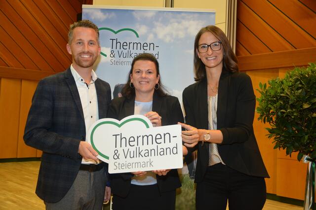 Optimistisch in die Tourismus-Zukunft: die neue Vorsitzende der Erlebnisregion Thermen- und Vulkanland Sonja Skalnik (M.) mit Stellvertreter Philip Borckenstein-Quirini und Finanzreferentin Veronika Kollmanitsch.