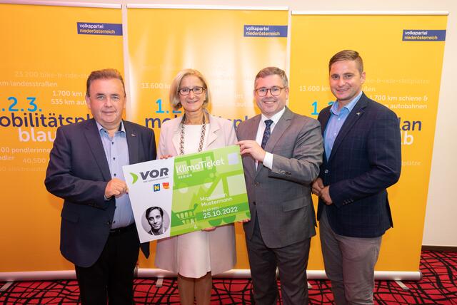 Landtagsabgeordneter Franz Mold, Landeshauptfrau Johanna Mikl-Leitner, Mobilitätslandesrat Ludwig
Schleritzko und Nationalratsabgeordneter Lukas Brandweiner sehen die Vorteile des Klimatickets für alle Bürger.