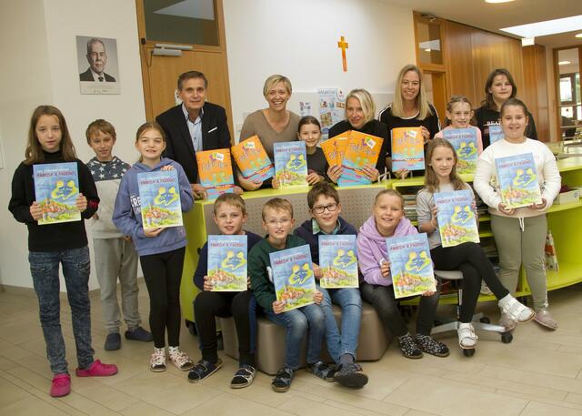 Klaus Novak (Pädagogische Hochschule) überbrachte das Kinderbuch "Frieda und Friedo" von Jutta Treiber samt begleitendem Arbeitsbuch an die Volksschüler und den Kindergarten in Stadtschlaining.




 | Foto: Peter Seper