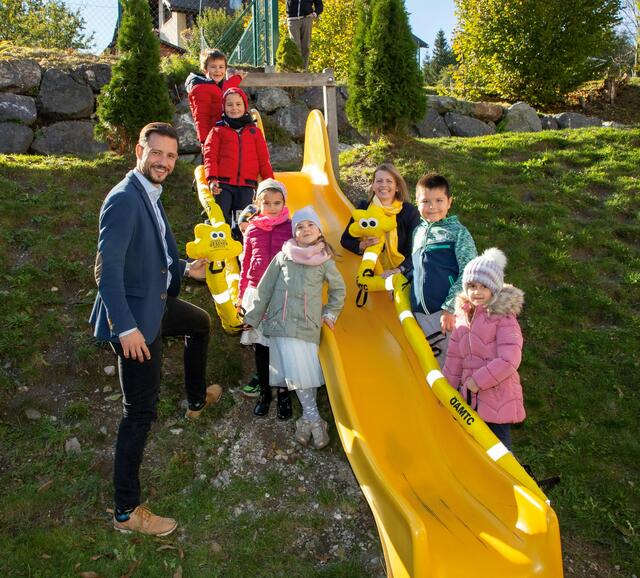 Sebastian Schuschnig, ÖAMTC Präsidentin Johanna Mutzl und die Kinder des Kindergartens Hermagor mit den zwei neuen Spaziergehrauben. | Foto: Büro LR Schuschnig