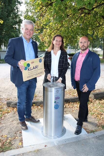 Landtagsabgeordneter Anton Kasser, Bürgermeisterin Kerstin Suchan-Mayr und Stadtrat Andreas Hofreither stellen den neuen Trinkbrunnen in der Raiffeisenstraße vor.