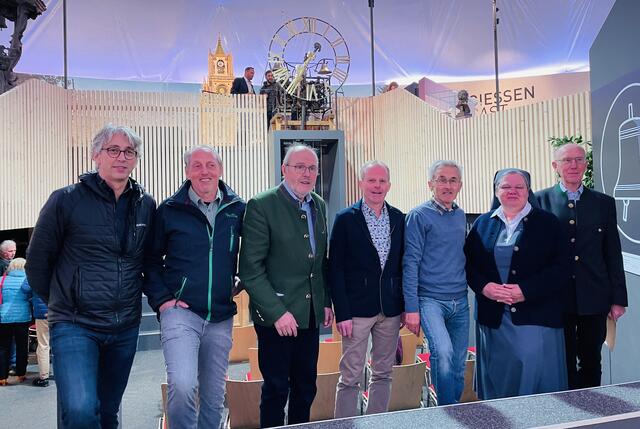 Im Glockendorf vor Turnuhr: Richard Steger, Hans Foidl, Michael Neureiter, Richard Foidl, Klaus Reiter, Sr. Barbara, Hans Steiner. | Foto: Kogler