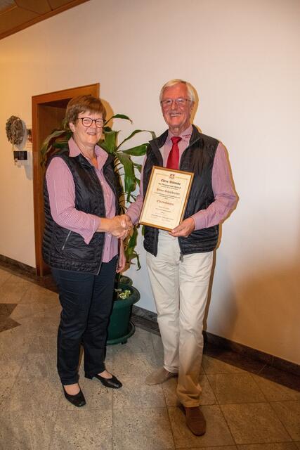Anna Brandmayr mit Ehrenobmann Konsulent Heinz Schachreiter.
  | Foto: Lucia Penninger