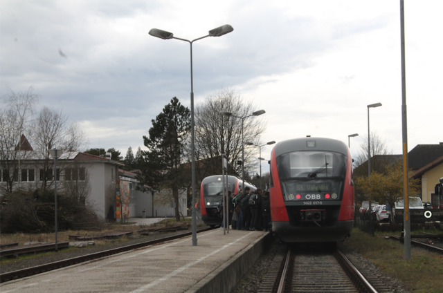 Der zu schmale Bahnsteig in der Schulgemeinde Baumgartenberg. | Foto: BezirksRundschau