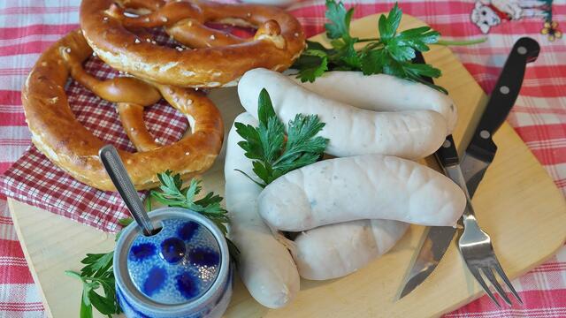 Mit "Klassikern" der bayrischen Küche - Weißwurst, Brezn und Weißbier – wurde heiter das Oktoberfest gefeiert. | Foto: Pixabay