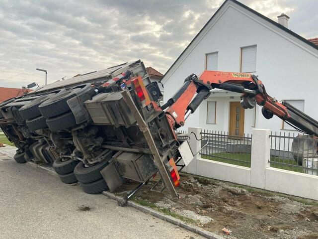 Bei Ladearbeiten kippte der LKW in einen Vorgarten.
