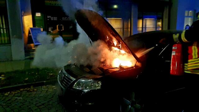 Aus unbekannter Ursache kam es während der Fahrt zum Brand im Motorraum. | Foto: FF Neusiedl am See