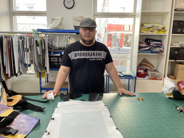 Phillip hat eine Ausbildung im Bereich Chemie und würde gerne in einem Labor anfangen. Er würde sich über ein Stellenangebot freuen.