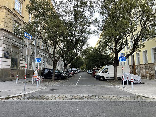 Mehr Sicherheit am Schulweg: Die Feuerbachstraße ist ab sofort eine Wohnstraße, es gilt Schrittgeschwindigkeit.