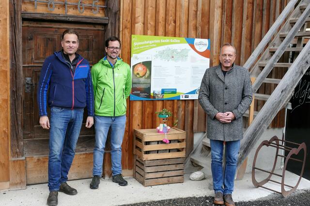 Übergabe des Streuobstgartens: Christian Weissensteiner (links) vom Genussmosthof Veitlbauer mit Oliver Gulas-Wöhri (Geschäftsführer Natur- und Geopark Steirische Eisenwurzen, Mitte) und Armin Forstner (Landtagsabgeorndeter und Bürgermeister von St. Gallen) | Foto: NUP Eisenwurzen
