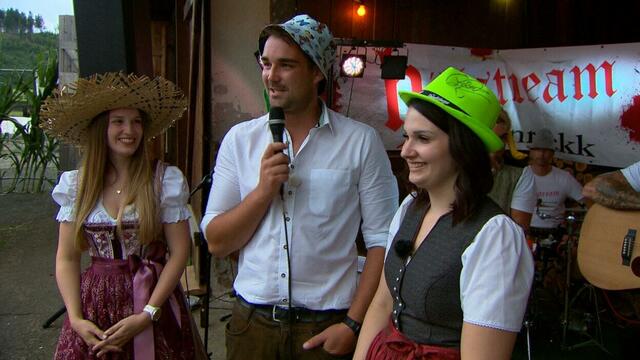 "Bauer sucht Frau" Kandidat Mathias mit Hofdamen Karina und Julia beim Hoffest.