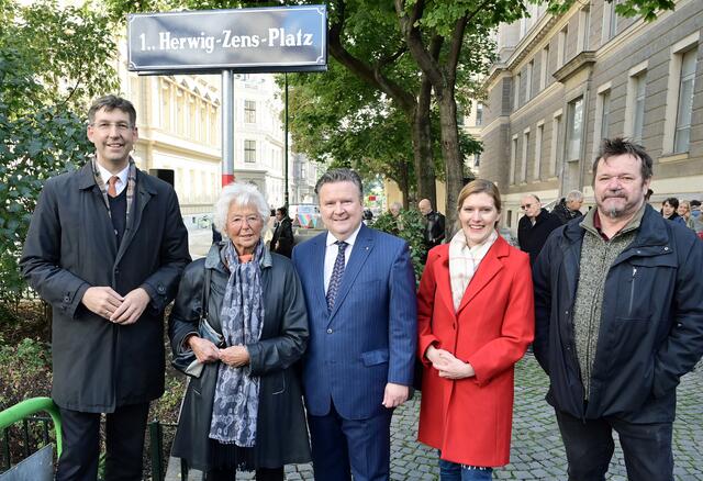 Bei der Benennung: Markus Figl, Gerda Zens, Michael Ludwig, Lucia Grabetz und Karl Grasser. | Foto: Christian Jobst/PID