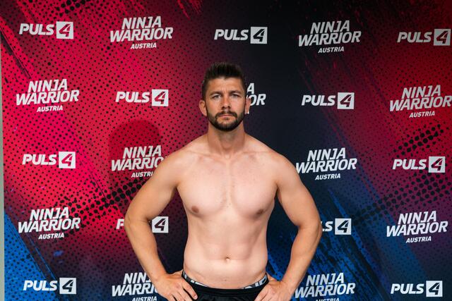Alex Schwarz drückte bei "Ninja Warrior Austria" den falschen Buzzer – er schaffte es leider nicht auf die Wall.