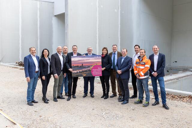 Das Projektteam feiert bei der Dachgleichenfeier den großen Fortschritt beim Bau des Umspannwerks. | Foto: Wiener Netze/Martin Lusser