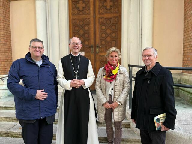 Abt Pius vom Stift Lilienfeld (2.v.l.) – hier beim Besuch der Pfarrkirche Altlerchenfeld – setzt sich gemeinsam mit ÖVP-Chefin Christina Schlosser für die Schubertlinde ein.