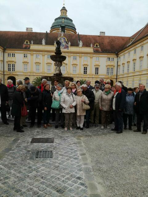 Die Senioren aus Apetlon, Illmitz und Wallern besuchten das Stift Melk und Krems. | Foto: Ewald Gartner