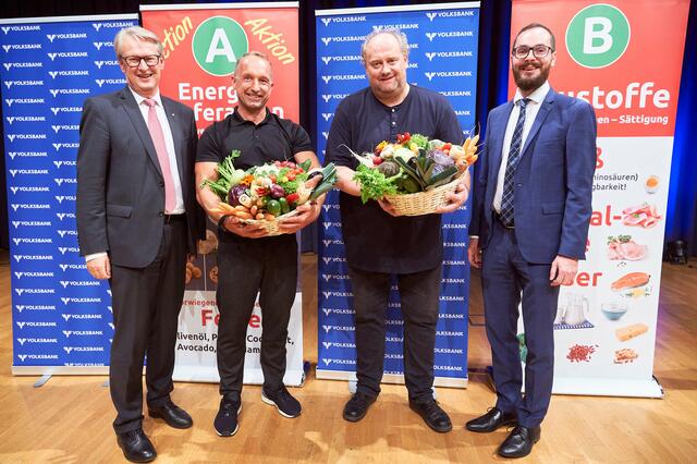 Von links: Volksbank OÖ Vorstandsdirektor Andreas Pirkelbauer, Christian Putscher, Günther Lainer und Volksbank Regionaldirektor Harald Kothbauer. | Foto: Mathias Lauringer