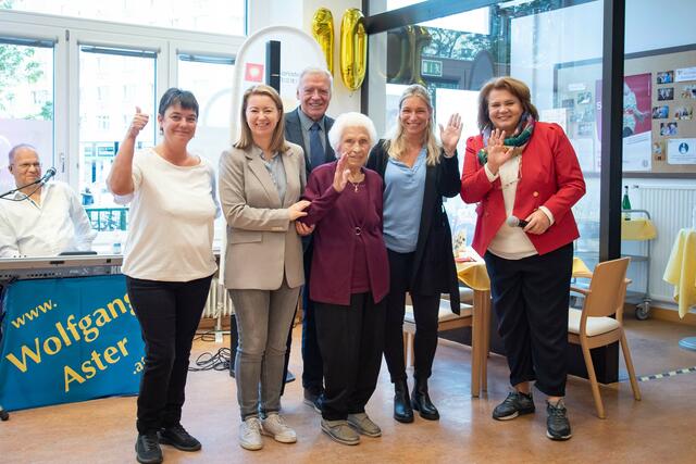 Gemeinsam mit den Besucherinnen und Besuchern wurde das zehnjährige Jubiläum des Klubs Reinprechtsdorfer Straße gefeiert. | Foto: Sarah Brucker/KWP