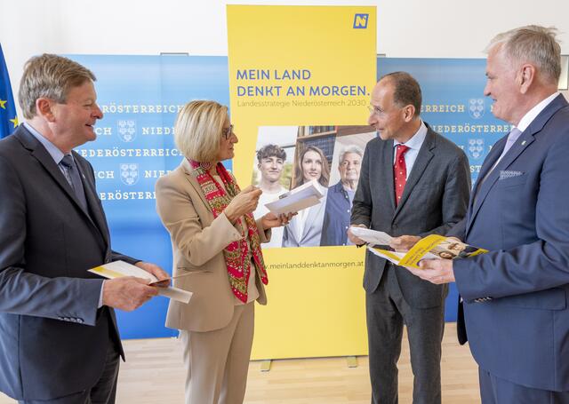 Landesrat Gottfried Waldhäusl, Landeshauptfrau Johanna Mikl-Leitner, Politikwissenschaftler Prof. Peter Filzmaier und LH-Stellvertreter Franz Schnabl informierten über die große Haushaltsbefragung, die mit dem heutigen Tag startet.