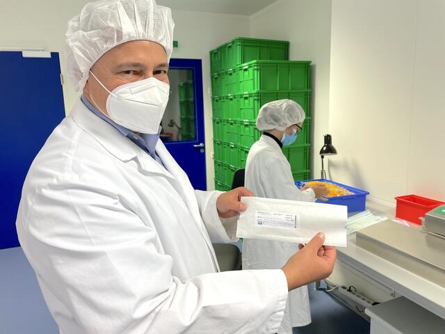Unternehmer Christian Kraule zeigt die einzelnen Prüfzeichen, die das Produkt trägt, bevor die Lieferung in ein Krankenhaus erfolgt. | Foto: Necker