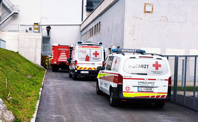 Die Einsatzkräfte der Freiwilligen Feuerwehr Kirchbichl konnten den Mann bergen, der Rettungsdienst übernahm anschließend die Erstversorgung und brachte den Gestürzten ins BKH Kufstein. | Foto: ZOOM.Tirol