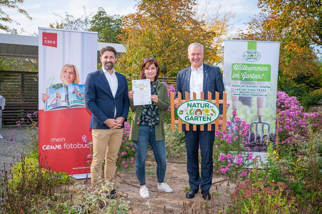 Michael Pollaschek (Marktingleiter CEWE Österreich, links) und Landesrat Martin Eichtinger (rechts) gratulieren Jutta Roth aus Bischofstetten (Bezirk Melk) zum Sieg des Fotowettbewerbs der schönsten Blühwiese von „Natur im Garten“. | Foto: Natur im Garten/J. Ehn