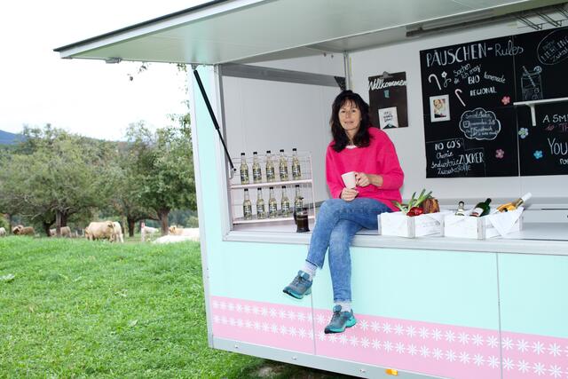 Kerstin Kirnbauer in ihrem "Päuschen": "Ich wollte irgendwas Kleines, Gemütliches mit gesunden Lebensmitteln ins Leben rufen", erzählt die Ernährungsberaterin, während sie ihren Getreidekaffee genießt. | Foto: Santrucek