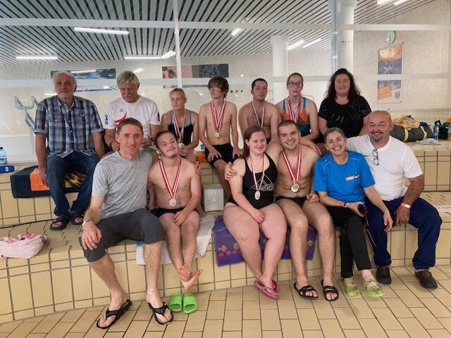 In Linz: Das BSV Spittal Team mit Trainer Werner Steindl (hinten Zweiter von links) und Fans.