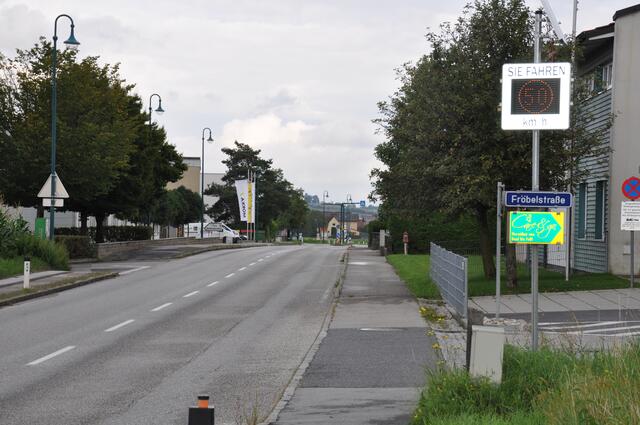 Wegen des Verkehrsaufkommens auf der Pleschinger Landesstraße in Statzing forderte die Gemeinde Luftenberg mehrfach die Errichtung eines Schutzweges. Aufgrund der derzeit gefahrenen Geschwindigkeit sei der nötige Zebrastreifen aber derzeit nicht zu bekommen. Geschwindigkeitsmessgeräte sollen nun das Tempo der Lenker drosseln, damit der Schutzweg bald umgesetzt werden kann. | Foto: Gemeinde Luftenberg