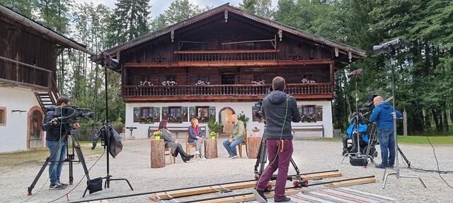 Der Drehort für den 34. Gipfel-Sieg war dabei das Salzburger Freilichtmuseum.