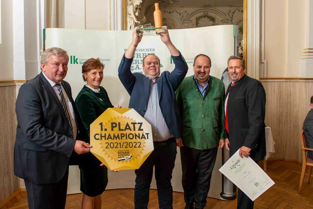 Der glückliche Champion Andreas Lückl mit den Gratulanten Franz Labugger, Maria Pein, Johann Lafer und Reinhold Zötsch (v.l.)