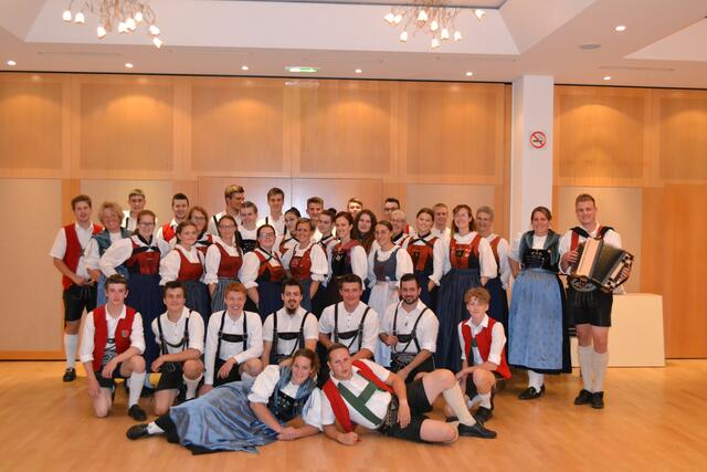 Tanzbegeisterte vom Tiroler Oberland mit Außerfern | Foto: Stefanie Plank