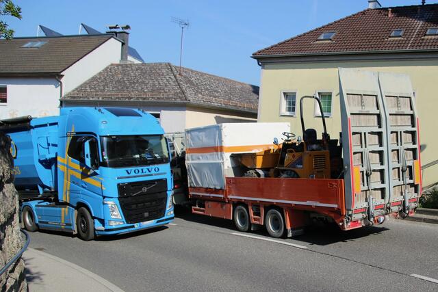 Nur 30 Meter weiter Richtung Volksschule: In der engen, steilen Kurve mit extraschmalem Gehsteig entlang einer Mauer gerät so mancher Sattelauflieger über den Randstein.  | Foto: Eckhart Herbe