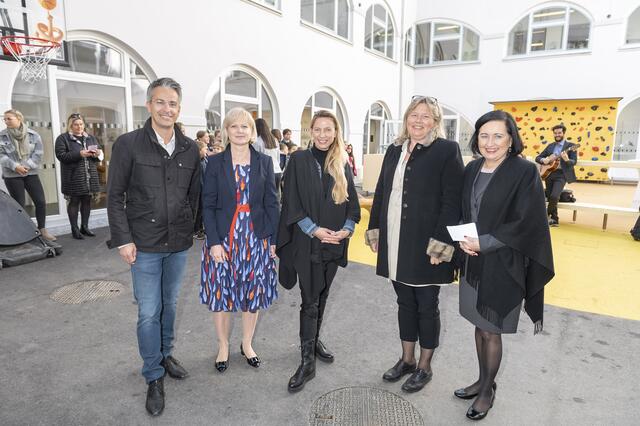 Bildungsstadtrat Kurt Hohensinner, MS Ferdinandeum Direktorin Barbara Ogrisek, Bildungslandesrätin Juliane Bogner-Strauß, VS Ferdinandeum Direktorin Veronika Purkarthofer, Bildungsdirektorin Elisabeth Meixner. | Foto: Stadt Graz/Fischer